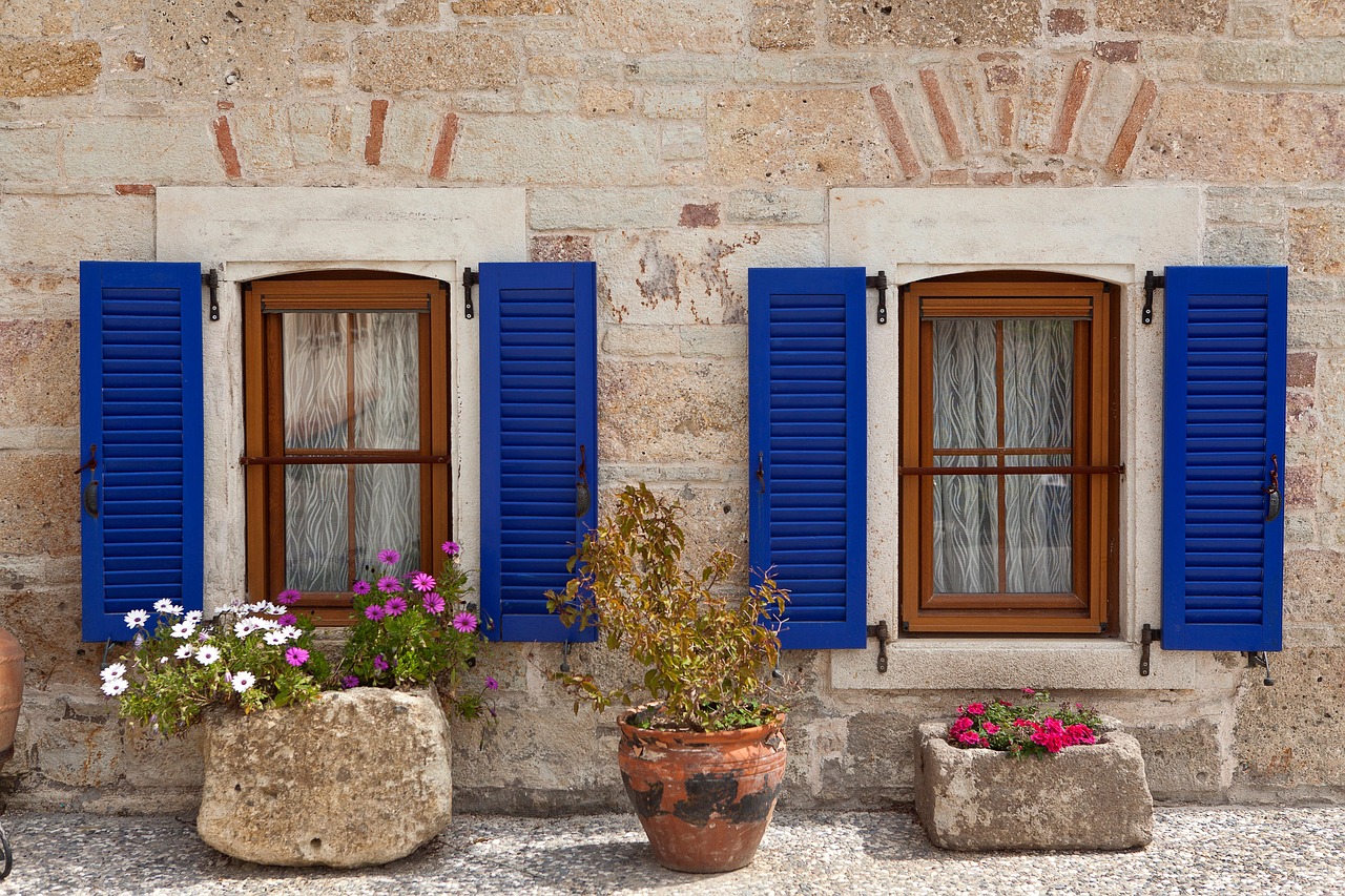 Volets battants : comment choisir entre PVC, aluminium ou bois ?