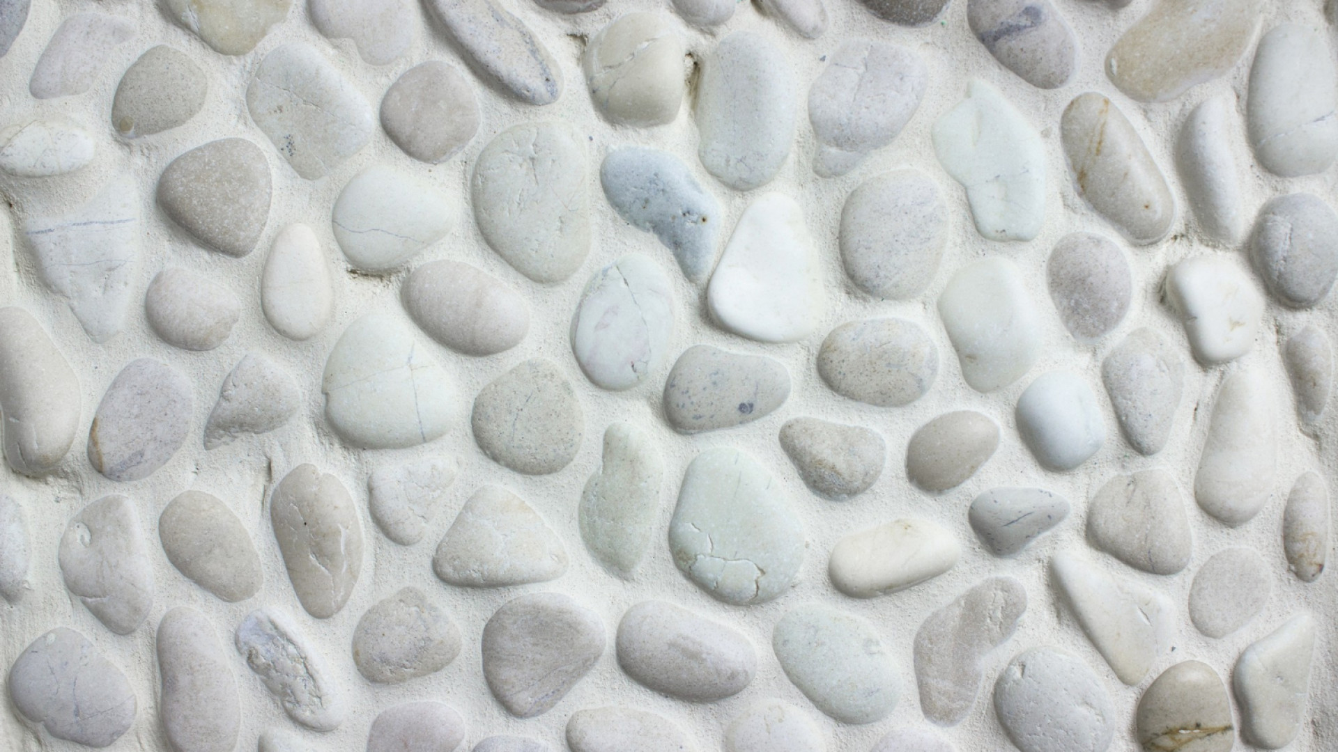 Salle de bain : et si vous craquiez pour le charme naturel des galets ?