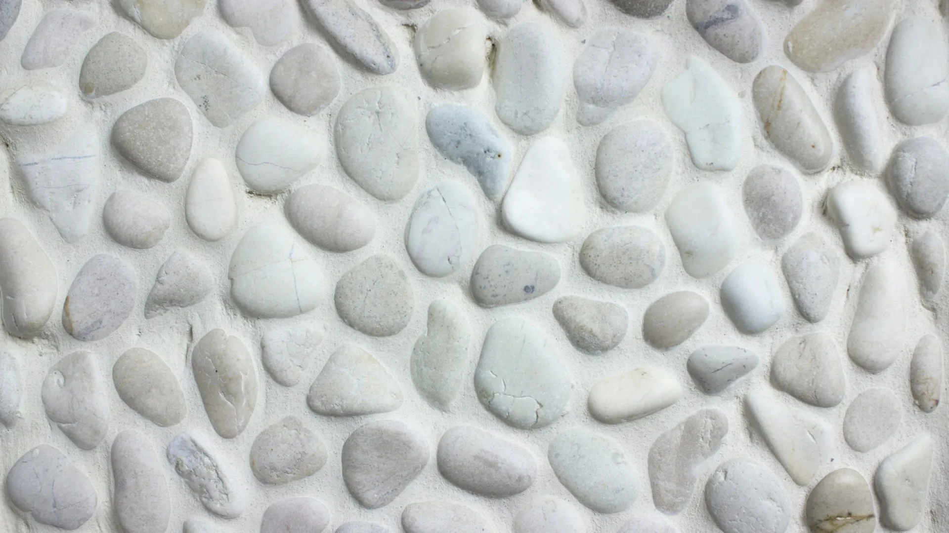 Salle de bain : et si vous craquiez pour le charme naturel des galets ?