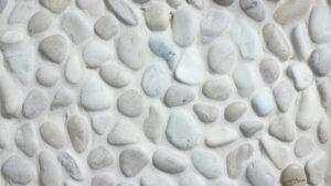 Salle de bain : et si vous craquiez pour le charme naturel des galets ?