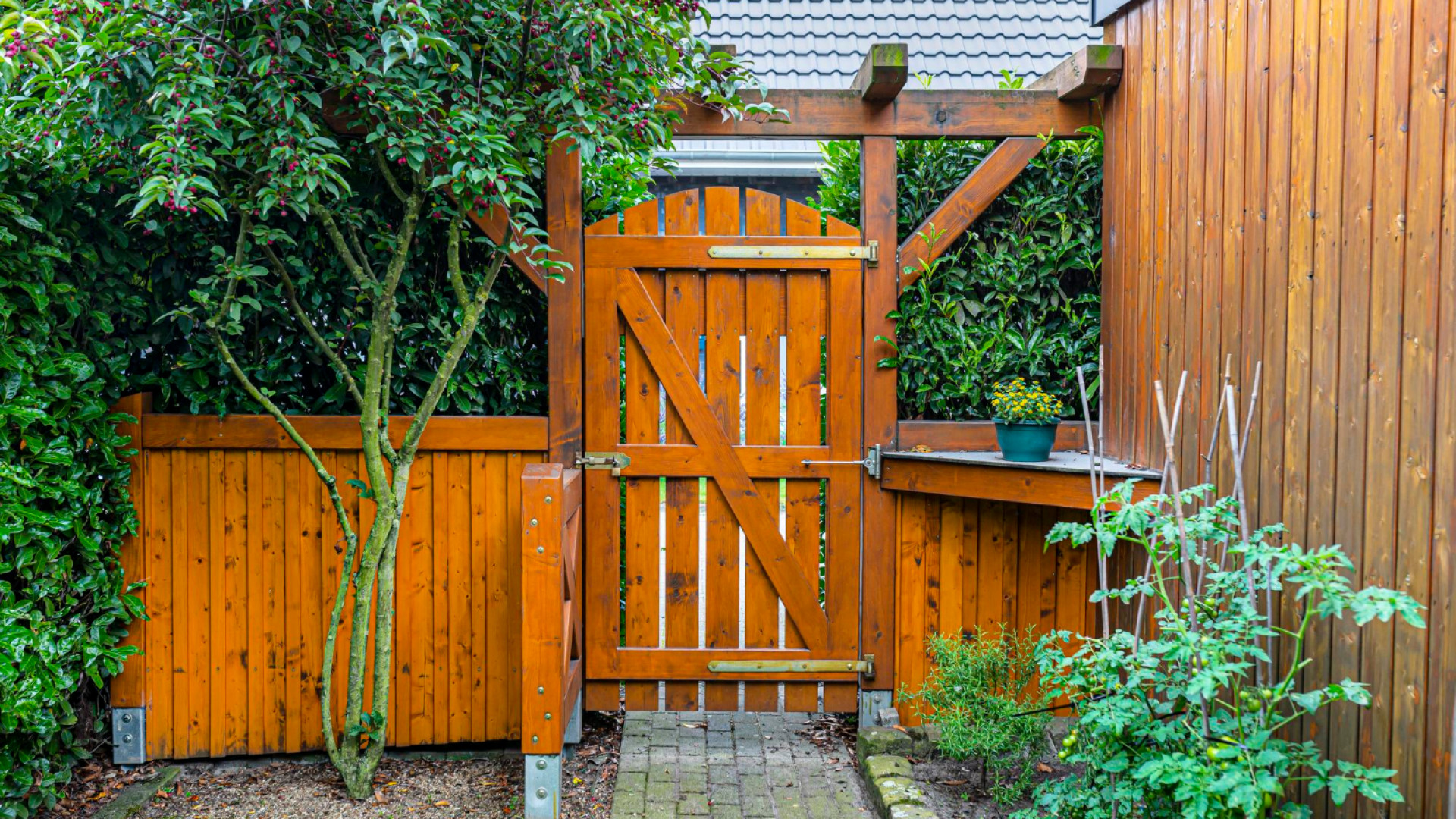 Habillez et sécurisez votre extérieur avec un portillon de jardin en bois élégant !