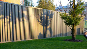 3 bonnes raisons de choisir la clôture composite pour délimiter votre jardin