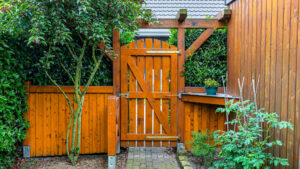 Habillez et sécurisez votre extérieur avec un portillon de jardin en bois élégant !